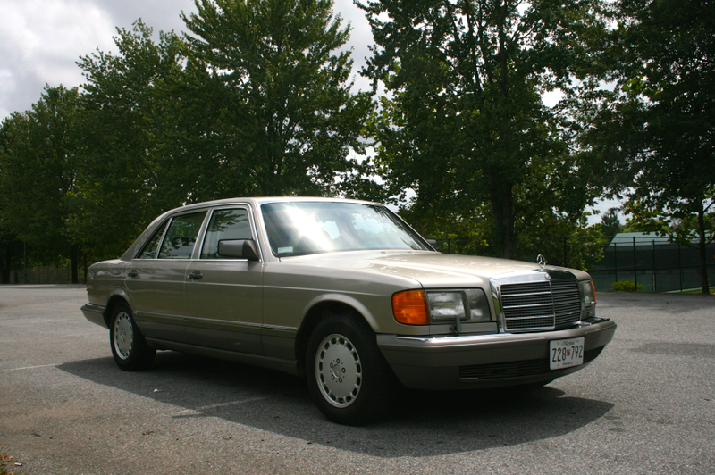 Illustration for article titled What It's Like To Drive Classic V8 Cruisers From Mercedes And Buick